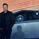 El cofundador y director ejecutivo de Tesla, Elon Musk, frente a las ventanas rotas del Cybertruck de Tesla.
